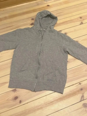 Grå huddie från Lindex  - Fin grå tröja i storlek 146/152 till bra pris hör av dig vid frågor mvh Nils 