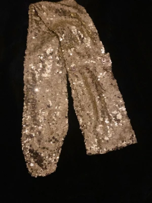 Glittrig guld slips med paljetter - Väldigt bra kvalité slips med metall fäste som bildexempel. Passar alla typer av event och högtider! 