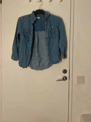 Blå jeansjacka från ZARA - Pris kan diskuteras och tvätt ingår innan leverans 💗Säljer en klassisk blå jeansjacka från ZARA med snygga bruna sömmar och två bröstfickor med knappar. Jackan har lång ärm och knappar framtill, perfekt för dig som gillar en chill och enkel stil.
