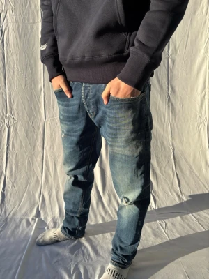 Dondup George  - Ett par lite schysstare dondup jeans med slitningar. Är inga defekter på jeansen då dom har används 1-2 gånger. Vid frågor och funderingar är det bara att skriva.