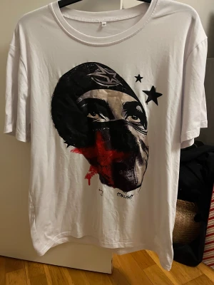 T-shirt - Säljer denna tröjan då den inte kommer till användning längre. Den är i mycket bra skick och ej använd många gånger. Vet tyvärr inte vart den är köpt.