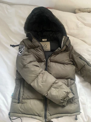 Olivgrön pufferjacka från DB - Jätte snygg jacka i storlek xs 