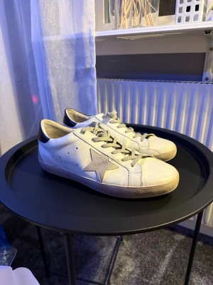 Golden Goose - Vita Golden Goose i storlek 44 som är i otroligt bra skick utan slitage. Tyvärr medföljer Ingen box, därav priset. Kom gärna med frågor eller prisförslag om priset inte passar.