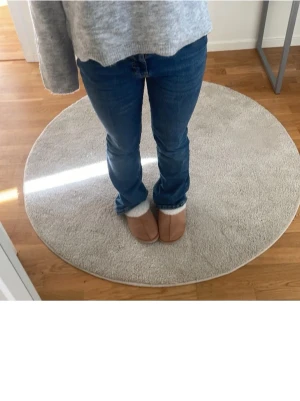 Blå Perfect Jeans från Gina Tricot - Säljer ett par blå Perfect Jeans från Gina Tricot. De har klassisk femficksdesign, normal passform och raka ben. Jeansen är tillverkade i jeansmaterial med snygga kontrastsömmar och har en midwaist. Perfekt för dig som gillar stilrena och bekväma jeans.