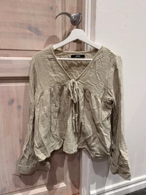 Långärmad blus  - Långärmad blus från bikbok, använd fåtal ggr 