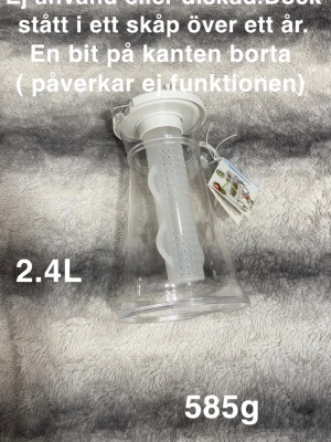 Karaff  - En genomskinlig karaff med infusionsrör.🌸 Aldrig använd eller diskad. Har stått i vårat skafferi över ett år och inte blivit använd. Har dock gått av en bit från kanten ( dock inget som påverkar funktionen.) finns även lite ytliga repor från att ha kommit emot andra saker. 2.4 L