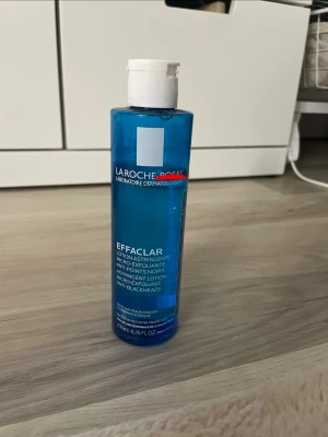 La Roche-Posay Effaclar toner - Effaclar toner från La Roche-Posay i en blå plastflaska med vitt lock. Tonern är mikro-exfolierande och hjälper mot pormaskar. Passar fet och aknebenägen hud. Flaskan rymmer orginalt  200 ml  och har tydlig vit text på framsidan.Använd några gånger 