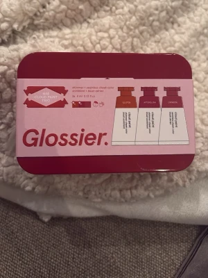 Glossier blush!! - Säljer glossier blush kit som bara går att köpa utomlands! Köpt för 335! Säljer för 280❤️
