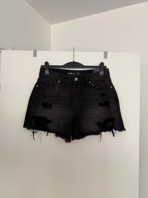 Jeansshorts svarta  - Storlek L, små i storlek. Aldrig använda. 
