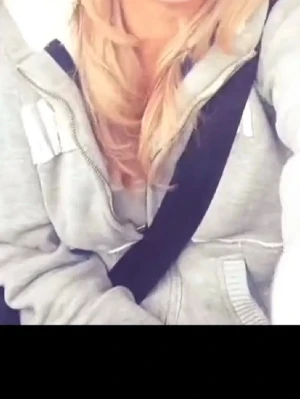 Grå tjocktröja - !första bilden är lånad!   Super fin zip står XL på lappen men passar mig som har XS/S då andra bilden är på mig❣️ hör av er för frågor