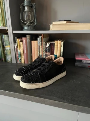 Loubs - Säljer ett par svarta sneakers från Christian Louboutin, vissa nitar saknas därav priset, köpte äkta men tappat bort kvittot.( priset är ej hugget i sten)