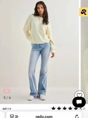 Vit stickad tröja från Nelly - Mysig vit stickad tröja från Nelly med rund halsringning och avslappnad passform. Helt slutsåld i vit. Tröjan har långa ärmar och är tillverkad i ett fluffigt, mjukt material som känns skönt mot huden. Perfekt att styla med jeans eller kostymbyxor.