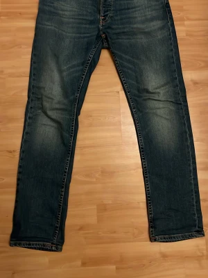 Blå Nudie Jeans - Snygga blå slim/straight jeans från Nudie i modellen Grim Tim. Färgen är faded memory. Inköpta i butik i somras för 1600, storlek 31/30