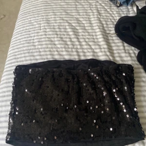 Svart mini paljettkjol/topp - Svart glittrig topp som även kan funka som en minikjol