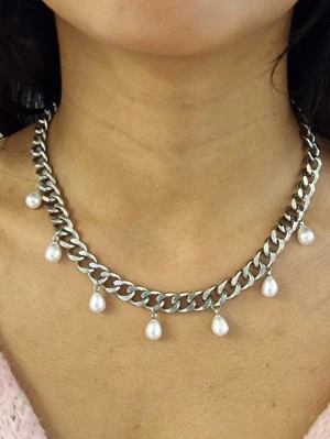 Silvrigt haltsband med pärlor - Finns även i guldpläterad variant. Matchande örhängen finns i en separat annons   Material: Rostfritt stål Bredd: 9 mm Längd: 38–43 cm Nickelfria och handgjorda.