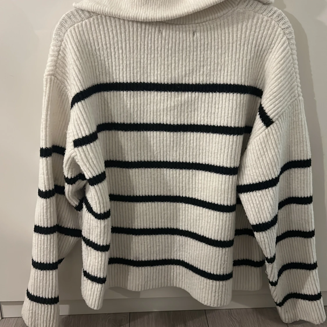 Vit och svart randig stickad tröja Bikbok - 1