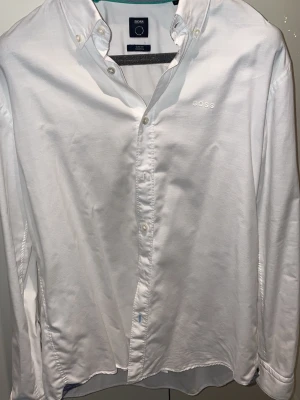 Hugo Boss skjorta  - Säljer min vita Hugo Boss skjorta storlek L