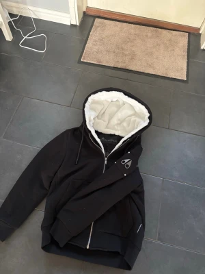 Moose Knuckles Bunny - Säljer den här otroligt varma o sköna jackan ifrån Moose knuckles. Modellen heter Bunny. Köptes för typ 3 år sedan inte använd särskilt jätte mycket. Storlek S men passar definivt en medium också. Pälsen är avtagbar och den kostade ca 4500 ny tror jag.