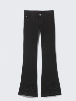 svarta cheap monday jeans - har fått färg på byxorna och har gluggat bort färgen så byxorna har några defekter som ni kan se på bild 2,3,4,5,6, därav priset❣️annars i bra skick