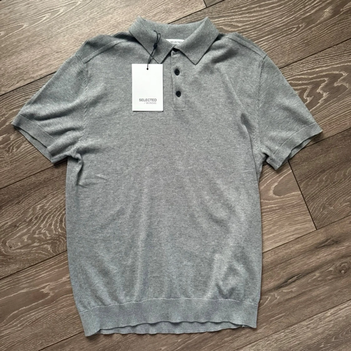 Grå polotopp från Selected Homme