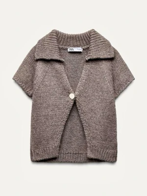 Brun stickad kofta från Zara - Jättegullig kortärmad brun stickad kofta från Zara med knapp❤️. Köpt för ganska länge sedan men nästan aldrig använd och därför jag säljer💕Perfekt att slänga över en t-shirt eller linne❤️ skriv privat om frågor eller fler bilder