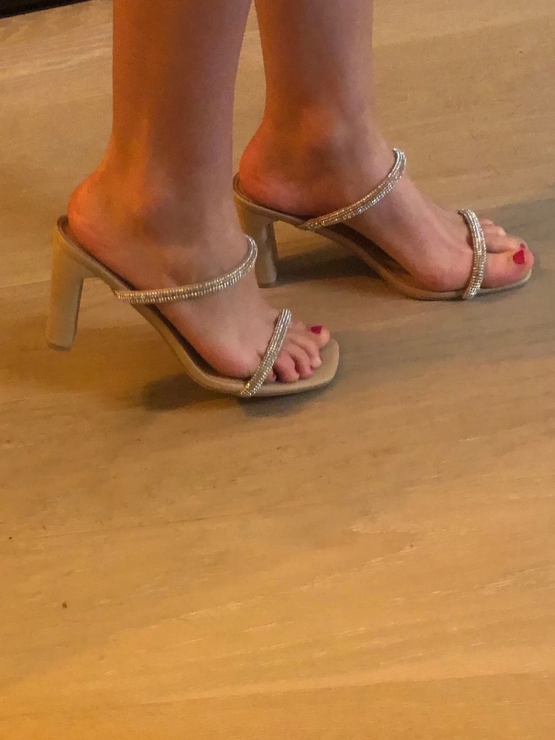 Beige klackar med glittriga remmar - 1