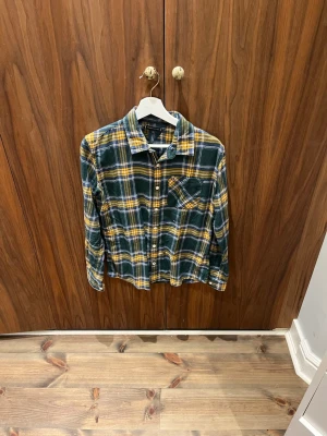  Tommy Hilfiger Skjorta -  Riktigt schysst. Tommy helfiger skjorta som är grön och gul randig