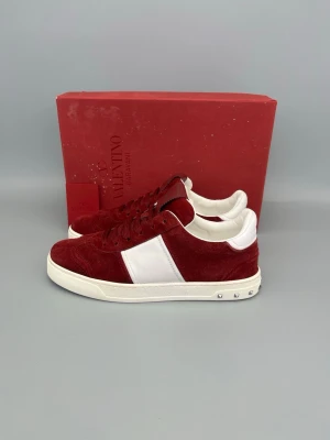 Valentino Flycrew Sneaker Röd - • The shoes have only been worn a few times and are in like-new condition  • Size: 37.5  • Color: Red Suede  • Original retail price: ~5000 SEK (no longer in production)  • Box included