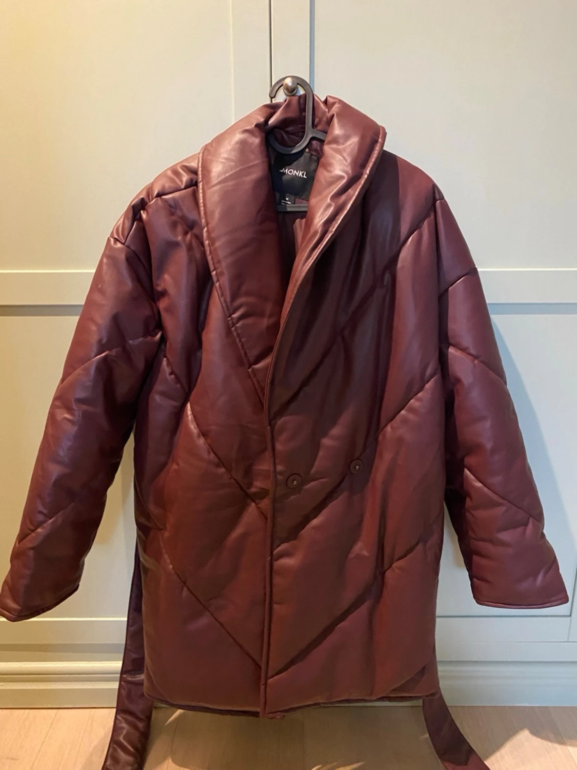 Quiltad vinröd pufferjacka från Monki - 1