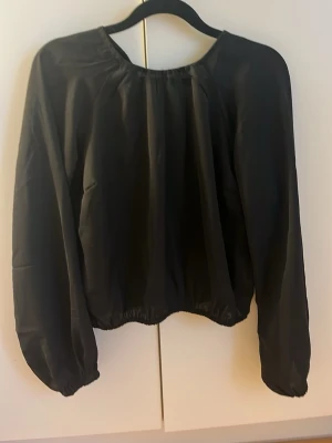 Fest topp - Skit snygg svart blus som passar till alla tillfällen!!! Helt oanvänd