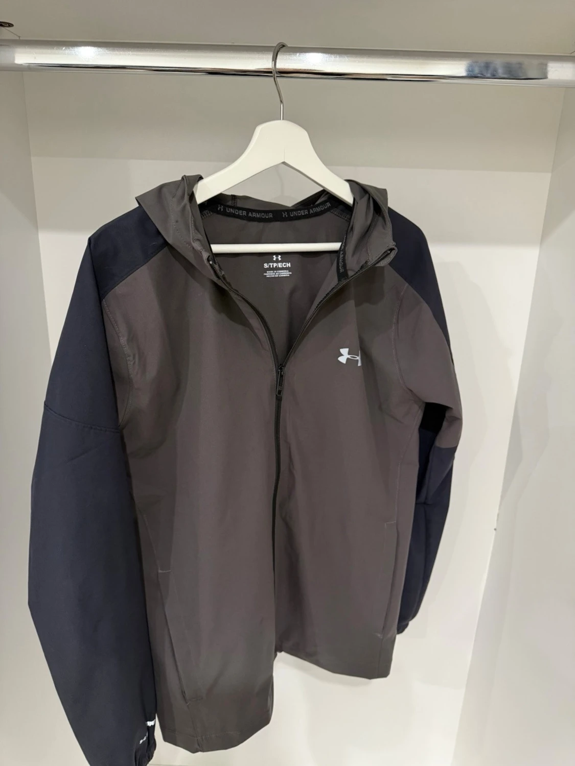 Under Armour grå och svart vindjacka - 1