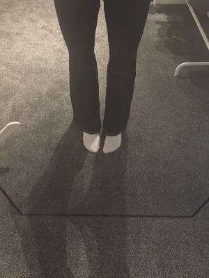 Svarta bootcut jeans - Snygga svarta jeans med bootcut-modell och klassisk passform. Jeansen har en rak siluett upptill och lätt utsvängda ben nertill. Perfekta för dig som vill ha en tidlös look med lite edge.