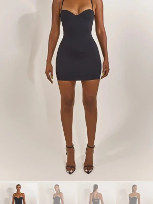 Svart tight kort klänning med smala band - Snygg svart kort klänning med smala axelband som kan tas av. Helt ny med prislappen på!