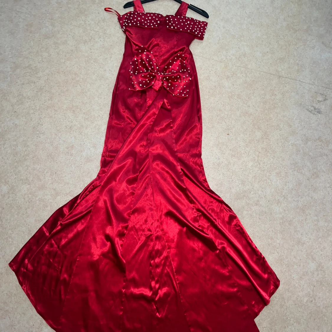 Röd långklänning med rosett - 1