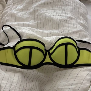 Triangl bikini - En neon gul/grön färgad överdel från trangl. Kommer inte till användning. Passar 70-75 A eller B💞