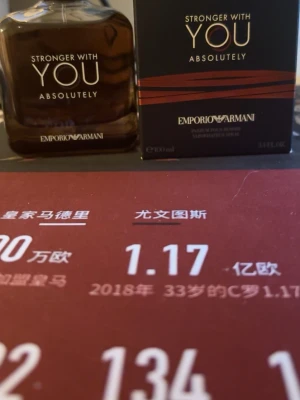 Emporio Armani Stronger With You Absolutly - Emporio Armani Stronger With You Absolutely är en elegant herrparfym i en mörkbrun glasflaska med rundade kanter. Flaskan har silverfärgad text och ett stilrent lock. Doften är intensiv och modern, perfekt för dig som vill sticka ut.pris kan diskuteras minst 97 ml kvar