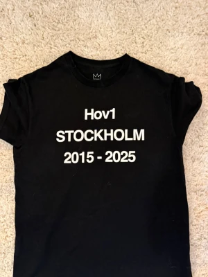 Svart Hov1 Stockholm t-shirt - Jag säljer denna hov1 tröja som man bara kunde köpa på Gärdet, den är knappt andvänd. Pris kan diskuteras 