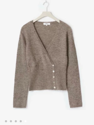 Stickad tröja - Fin och trendig stickad tröja från Gina tricot, bara använd en gång!!