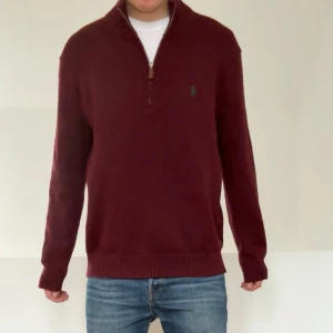 Vinröd Ralph Lauren Half zip - Säljer en sjukt fet Half zip från Ralph Lauren i färgen vinröd. Tröjan är i bra skick då den har varit väl omhändertagen och är i L och sitter även som L. Hör gärna av er vid frågor elr funderingar!!