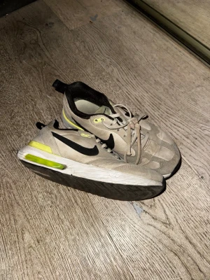Nike air Max  storlek 36,5 - Gråa Nike airmax, väldigt andvända så skriv privat för pris förslag