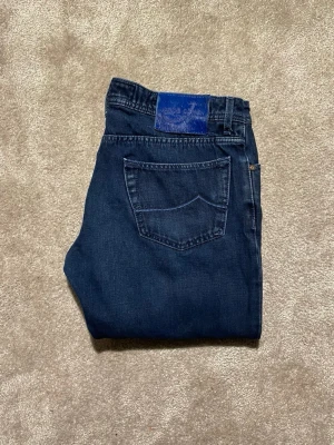 Jacob Cohen Jeans   - Hej! Säljer nu dessa väldigt snygga och eftertraktade Jacob Cohen jeans! Jeansen är i modell 622 som motsvarar den mest populära slim fit passformen. Storlek 35 passar 34 Nypris: 6000 kr Säljs för: 849 kr 