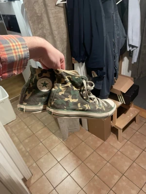 Kamouflage converse - Kamouflage converse, storlek 45. Riktigt feta och eftertraktade, pris kan diskuteras köp gärna flera grejer så löser jag dunder pris