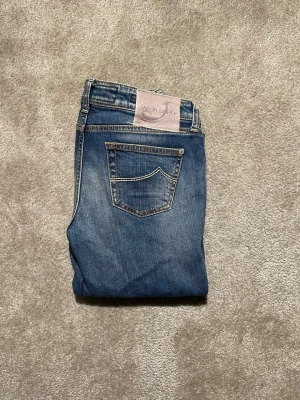 Jacob Cohen Jeans  - Hej! Säljer nu dessa väldigt snygga och eftertraktade Jacob Cohen jeans! Jeansen är i modell 711 som motsvarar slim fit passformen. Jeansen passar perfekt nu till vinter och vår. Storlek 30 Nypris: 6000 kr Säljs för: 799 kr 
