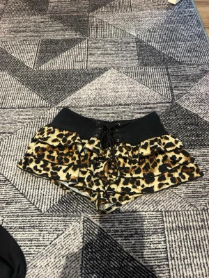 Leopard kjol  - Säljer då den inte kommer till användning 