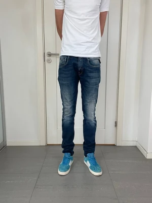 Replay Anbass Jeans  - Säljer nu dessa Replay Anbass Jeans med snygga slitningar i populär design, W32 o L34, skriv för fler bilder/frågor🙌🏼