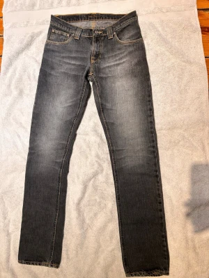 Nudie Jeans mörkgrå w28  - Ett par lite slim nudies som är väldigt fina! De är mörkgrå och i mycket bra skick. 