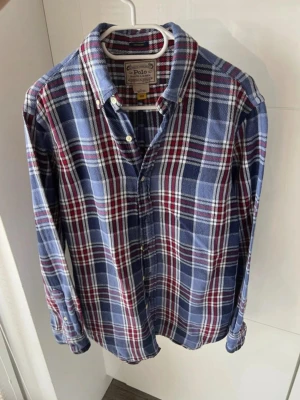 Rutig Skjorta från Ralph Lauren - Jättesnygg rutig skjorta från Ralph Lauren i marin blå, blå, vit och röd. I jättebra skick. Om vidare frågor är de bara att fråga!☺️