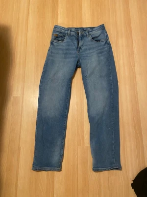 Baggy jeans från LAB Industries - Säljer ett par blå baggy jeans från LAB Industries i loose fit-modell. Jeansen har klassisk femficksdesign, raka ben och är tillverkade i denim. Perfekta för dig som gillar en avslappnad och trendig stil.