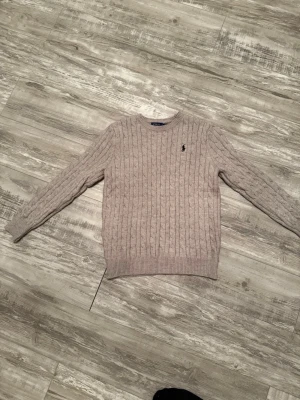 Ralph lauren tröja - Riktig fin tröja. Det är en tröja som kan användas till daglig användning. Den är perfekt till dig som söker en toppen fin tröja.