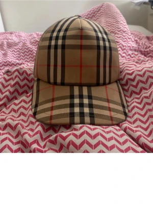 Äkta Burberry keps storlek M - Säljer nu min burberry keps som knappt är använd för 1500, nypris var 3000